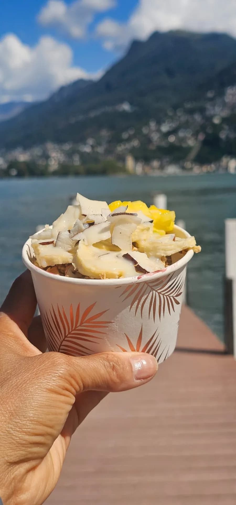 Coppa di açaí con cocco, banana e mango davanti al lago di Lugano
